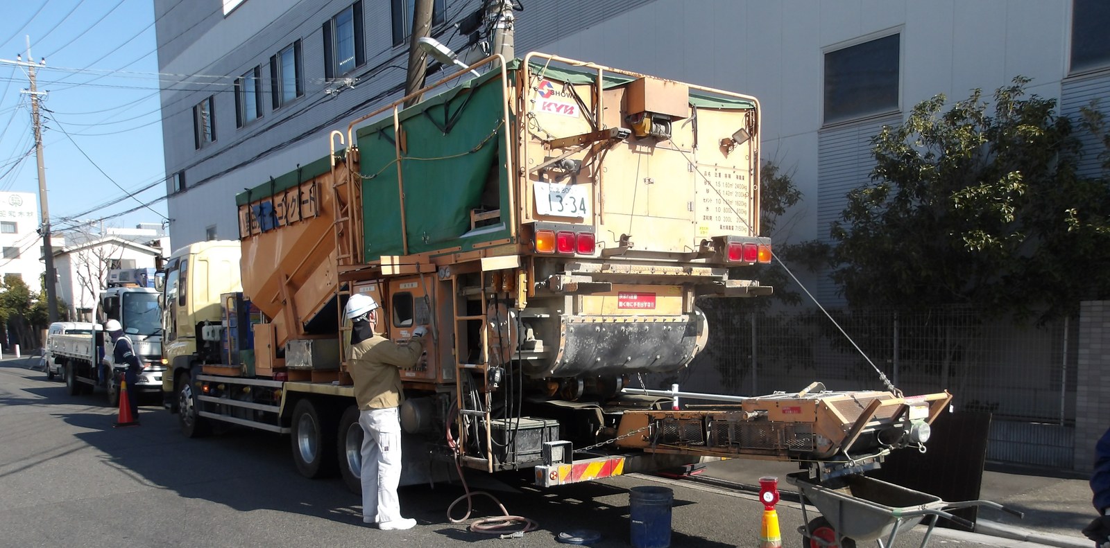 営業所出入口 L型側溝入替工事 ジェットコンクリート車