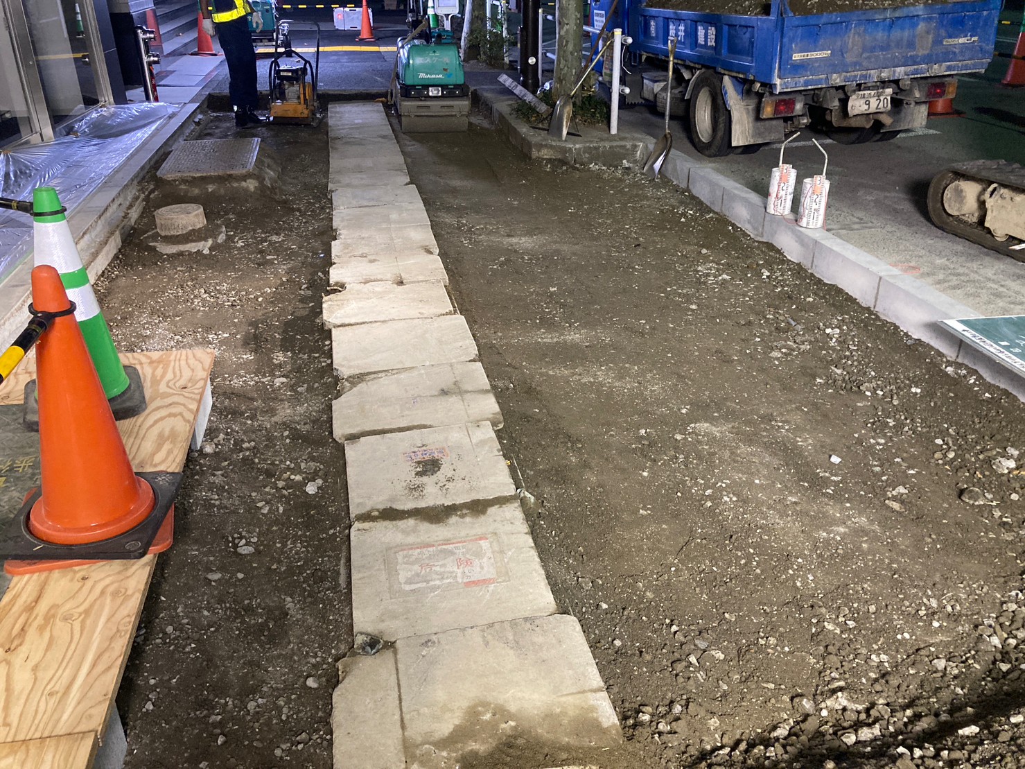 歩道アスファルト舗装打ち換え工事 路床整正