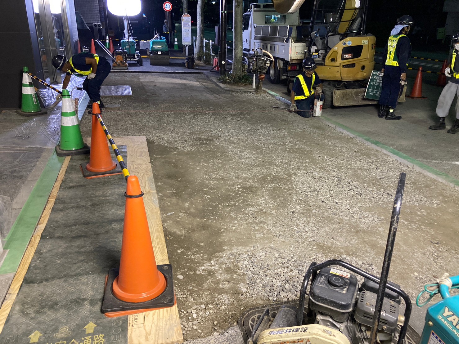 歩道アスファルト舗装打ち換え工事 路盤転圧