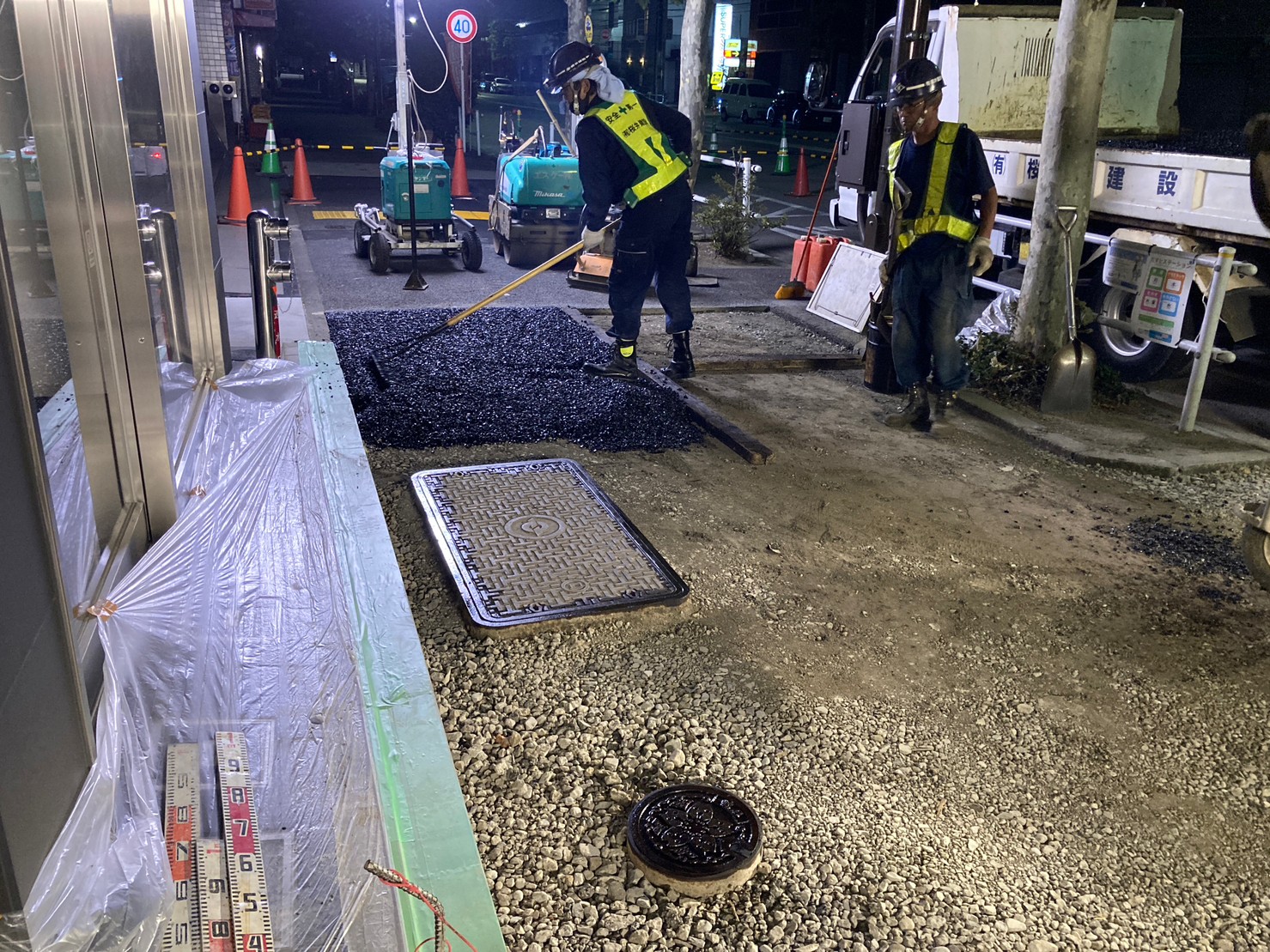 歩道アスファルト舗装打ち換え工事 合材敷きならし