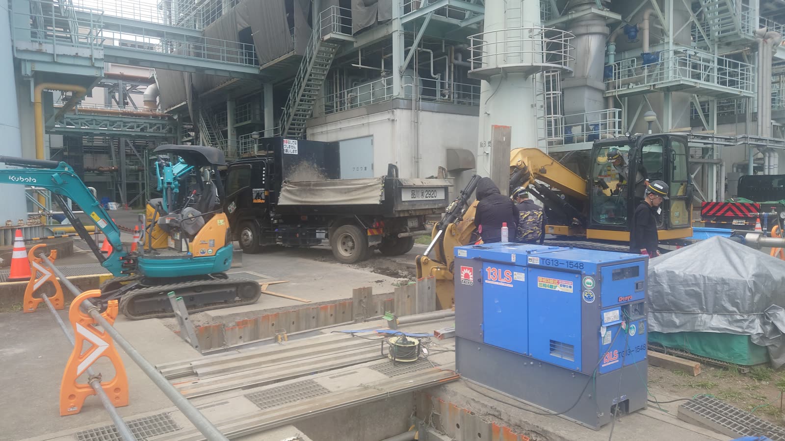 汚泥処理施設 管路掘削付設工事