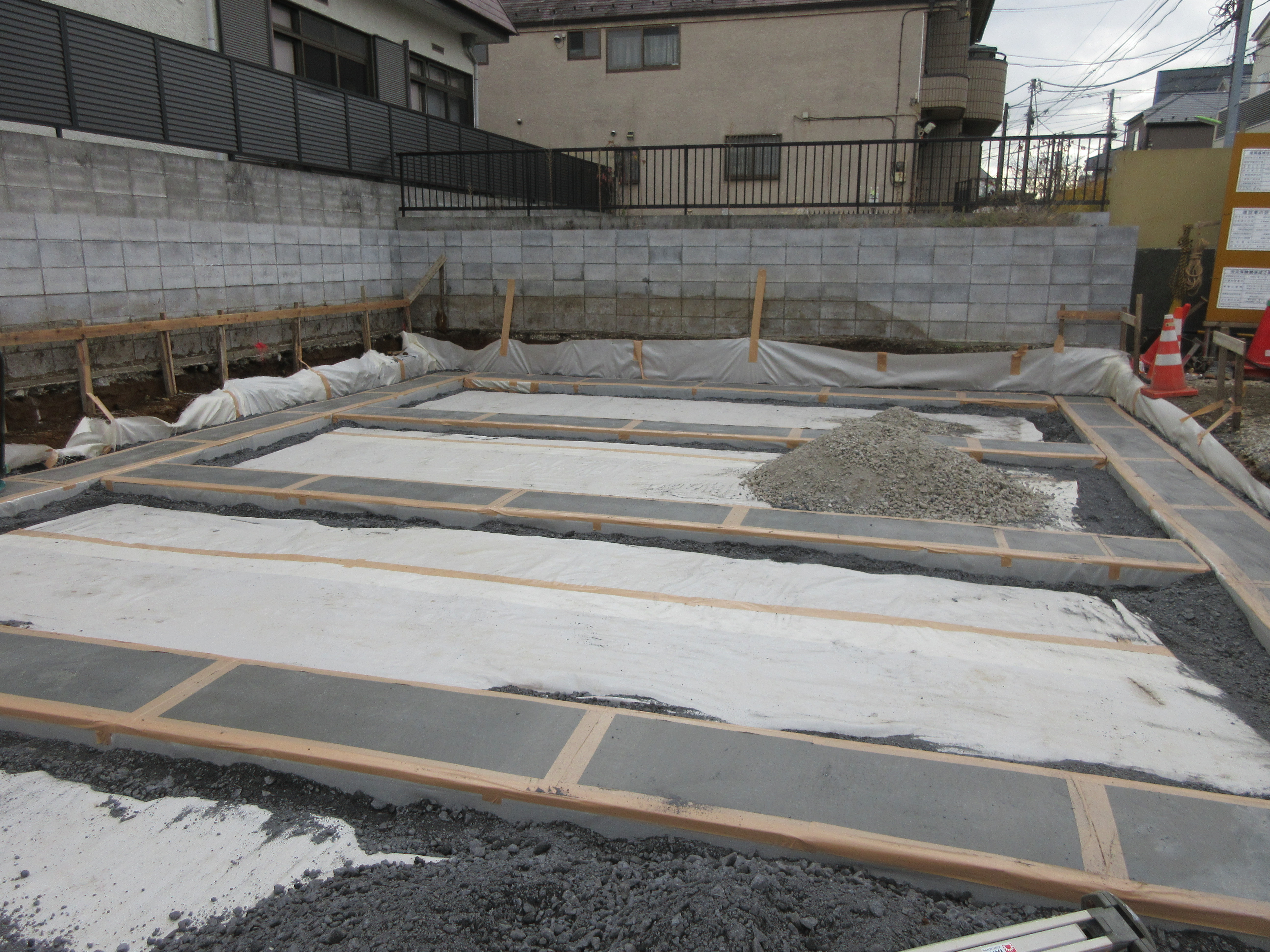 奥沢鉄筋基礎工事 砕石地業・防湿シート敷設